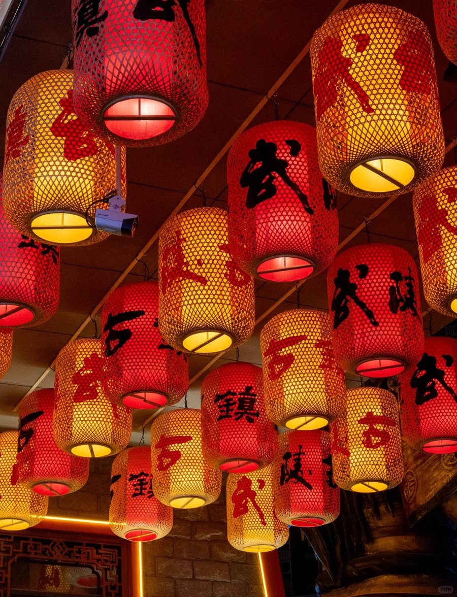 武陵不夜城美陈夜间灯光配合效果