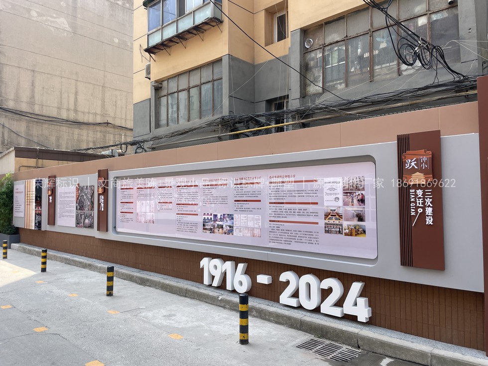 景区岔路口方向指示牌安装实景