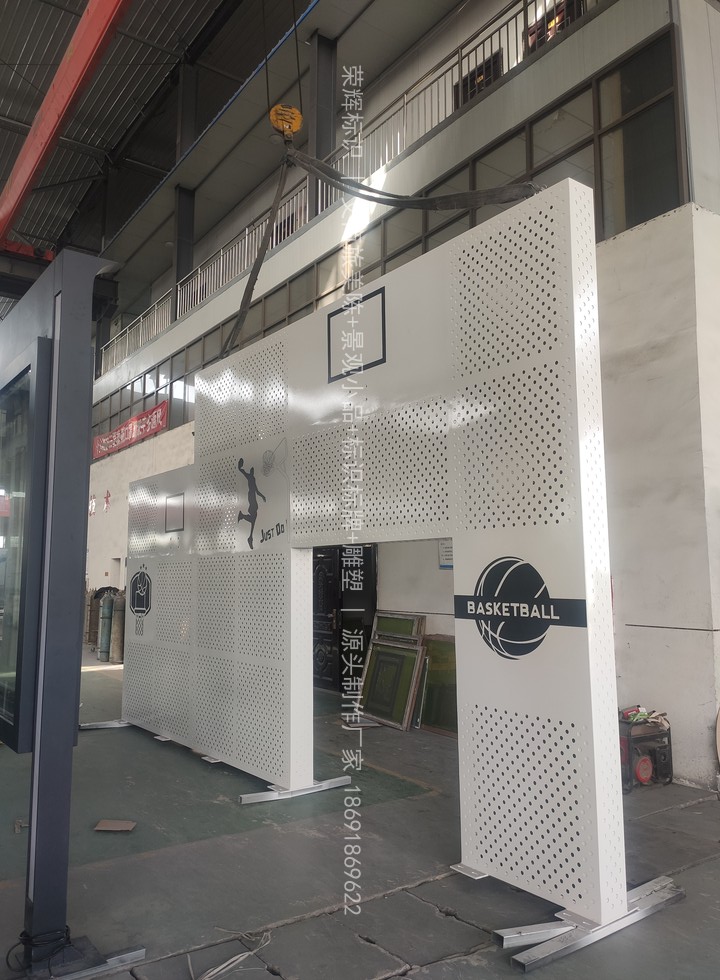 2021.4-西安-华远华时代售楼部精神堡垒、景观小品制作安装-标识牌项目现场图片