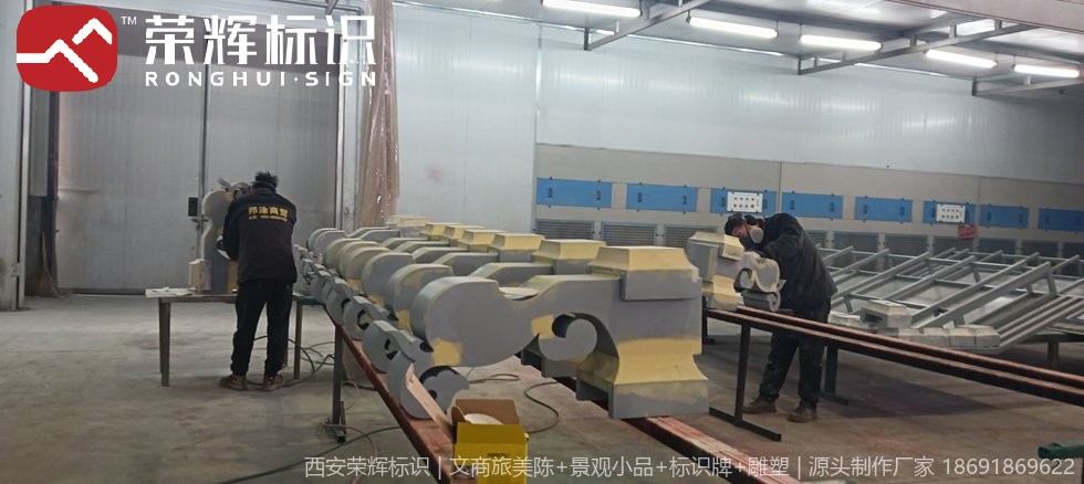 曲阜孔府宴秀主题街区美陈实拍：走廊顶部装饰格栅与灯光结合