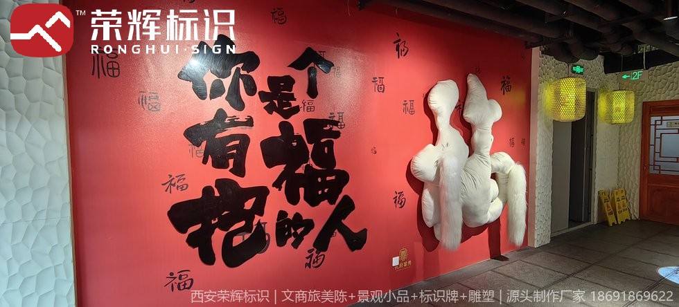 山东曲阜室内街区美陈实拍：现场安装大型构件吊装作业
