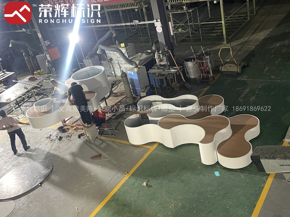 陕西宝鸡室外景观小品实拍：景观花池与耐候钢不锈钢收边