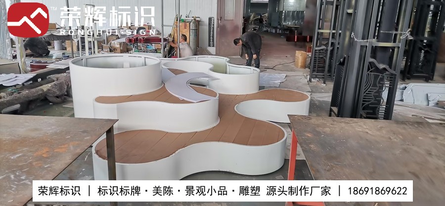宝鸡奥特莱斯室外景观小品实拍：耐候钢锈蚀质感细节