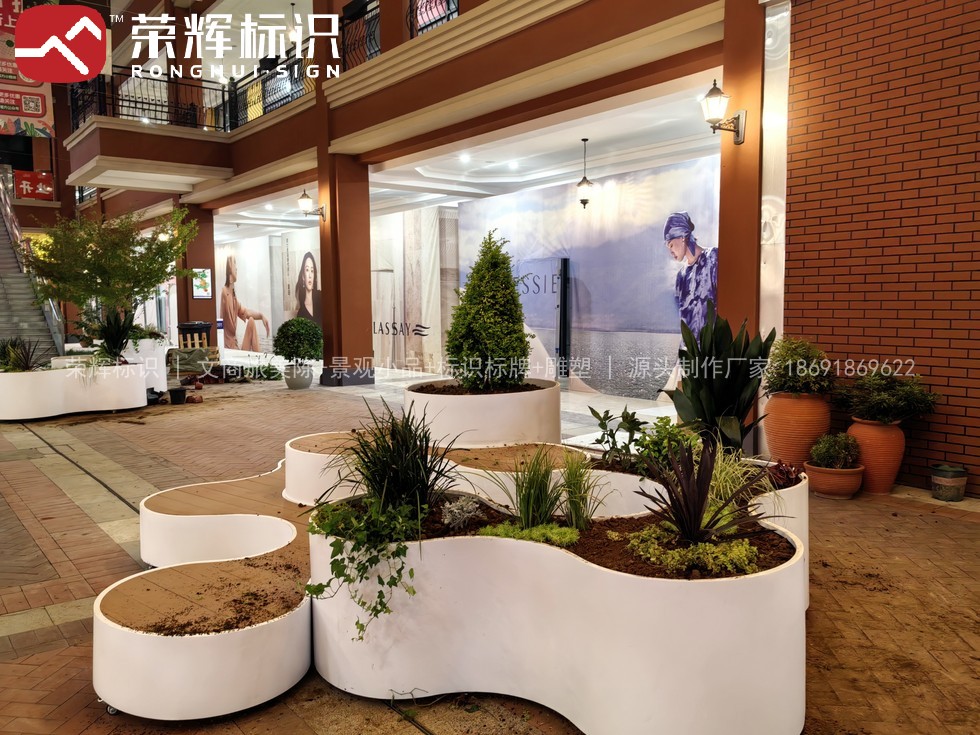 陕西宝鸡商业广场景观小品实拍：垃圾桶等配套设施与安装细节