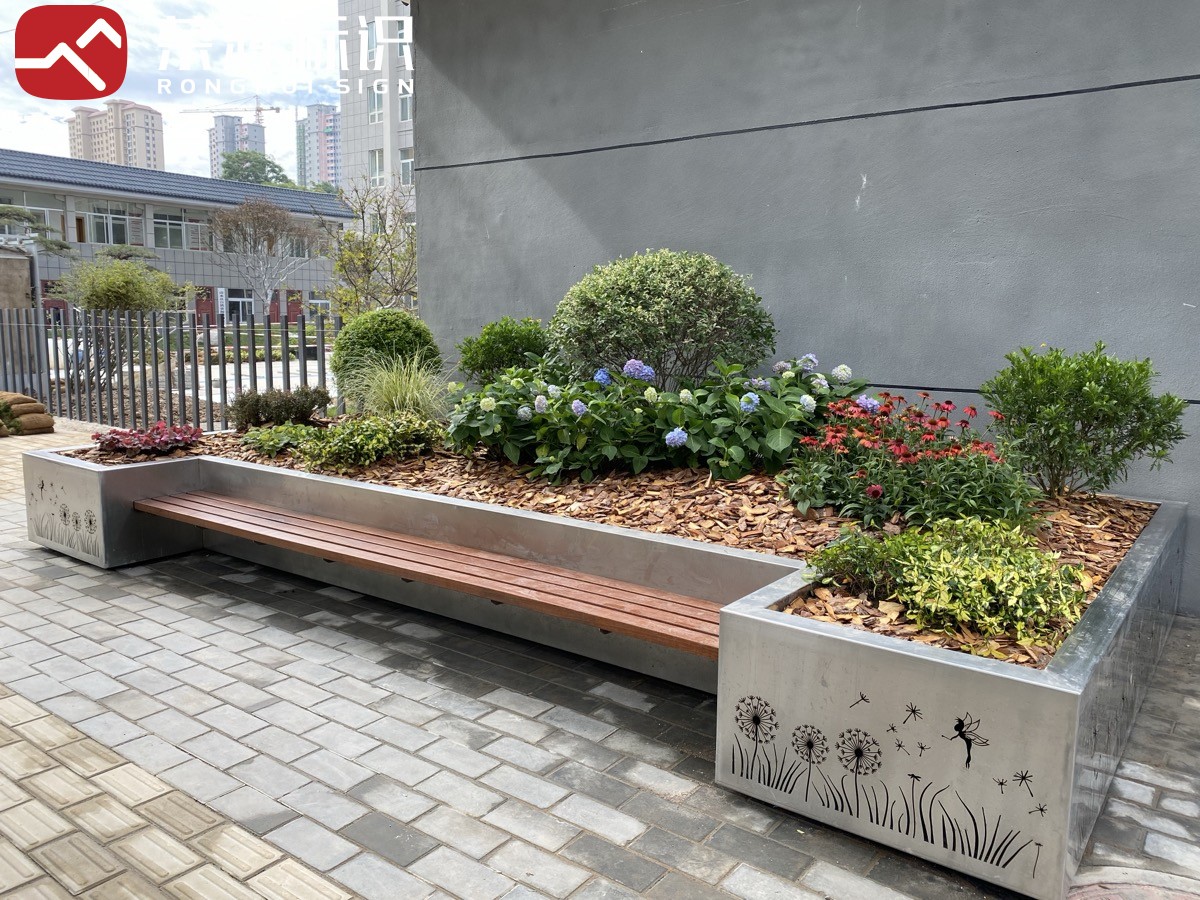 甘肃天水户外景观小品实拍：组合设施侧视近景（mmexport1626533167270.jpg）