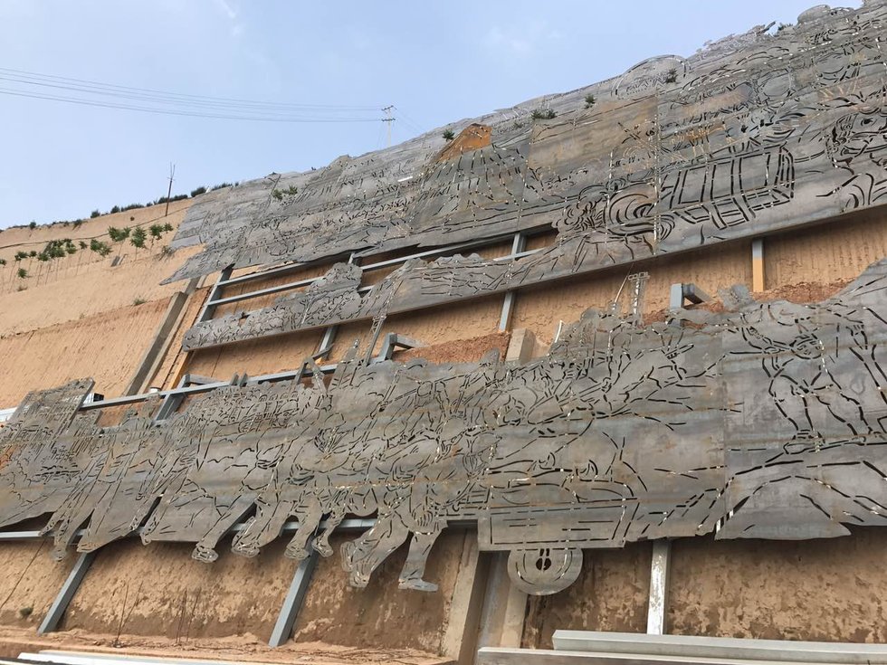 陕西渭南耐候板景墙实拍：混凝土基座与安装节点