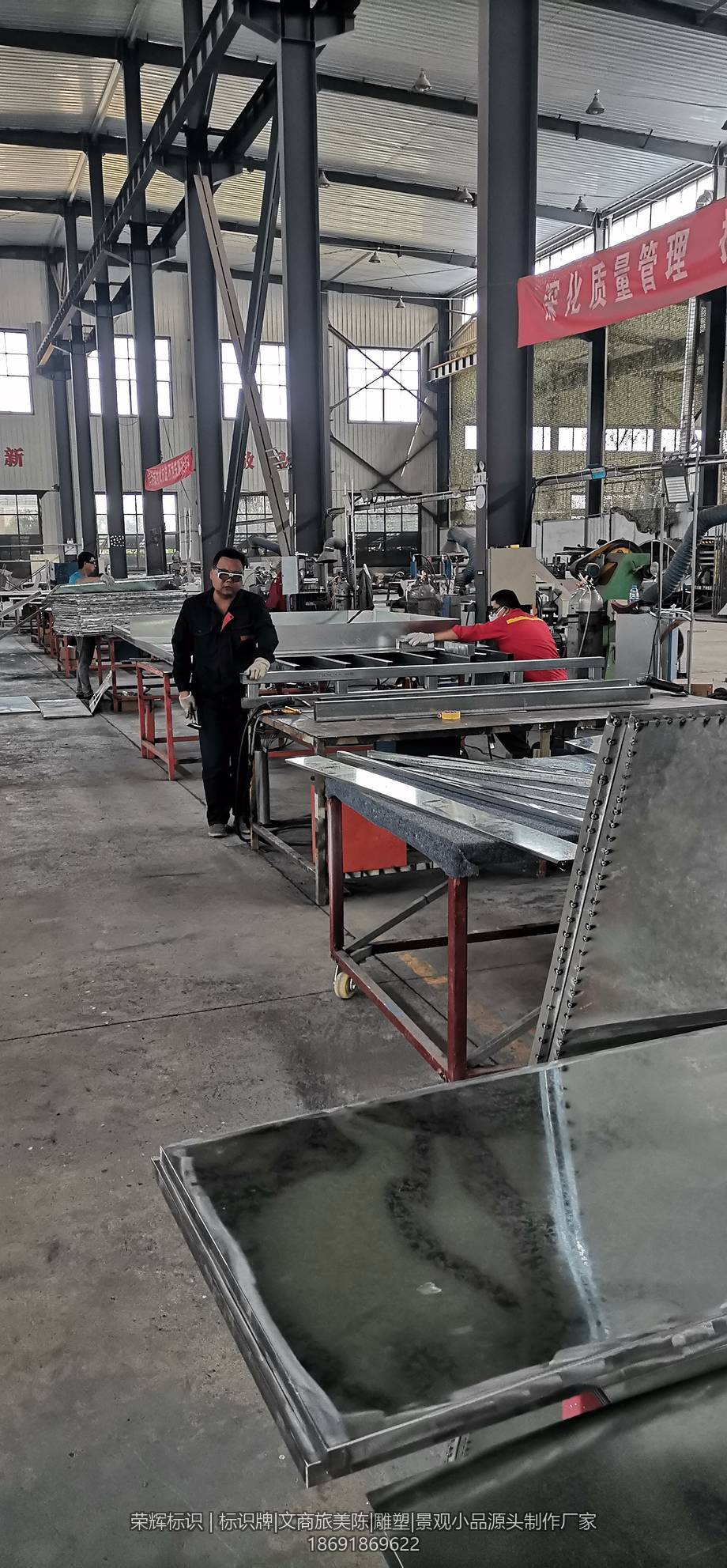 车间内门头金属骨架与面板制作现场