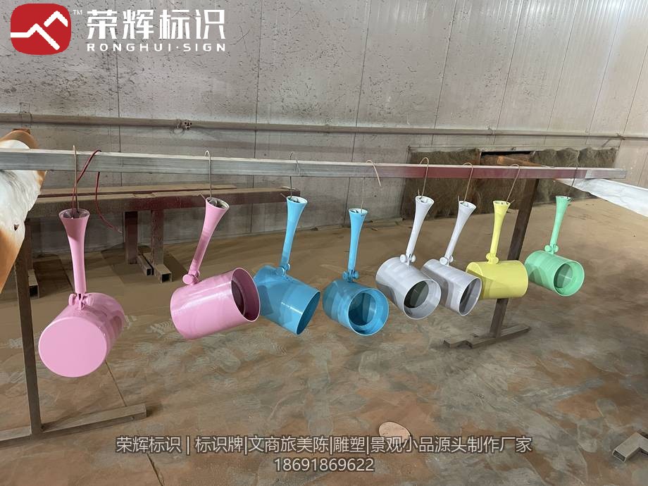 车间横杆上悬挂晾干的一批成品灯罩,长颈连圆筒身分色排开