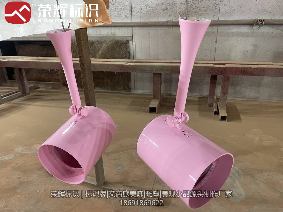 车间内悬吊待干的两件粉色灯罩,高光面漆反光明显,颈部预留连接件