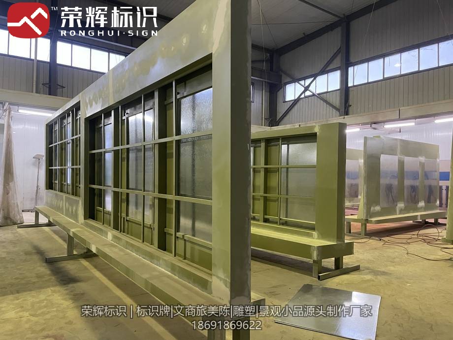 宝鸡某部队文化长廊项目车间制作场景，成批制作的浅灰绿金属框架单元构件