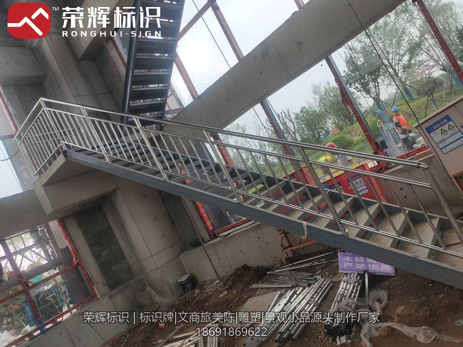 机房楼道不锈钢护栏现场安装实拍