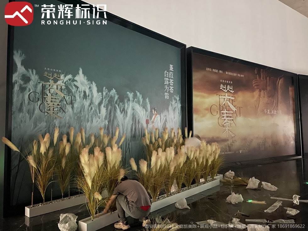 夜间标识自发光还是外打光｜四个维度对比怎么选