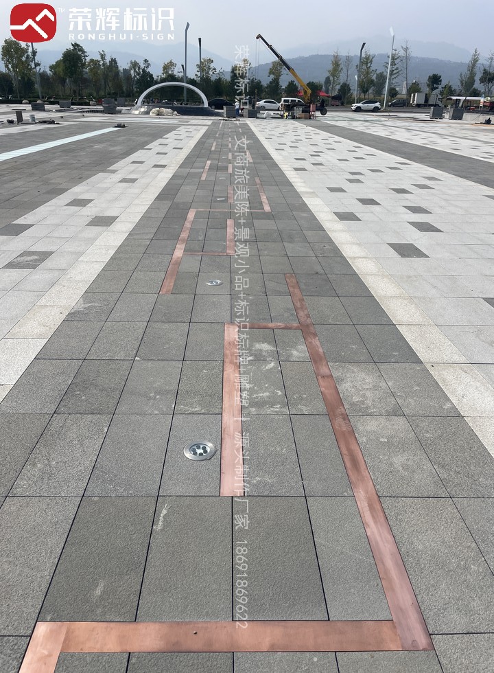 宝鸡创业中心园区景观小品实拍，展示广场空间内景观设施的布置效果