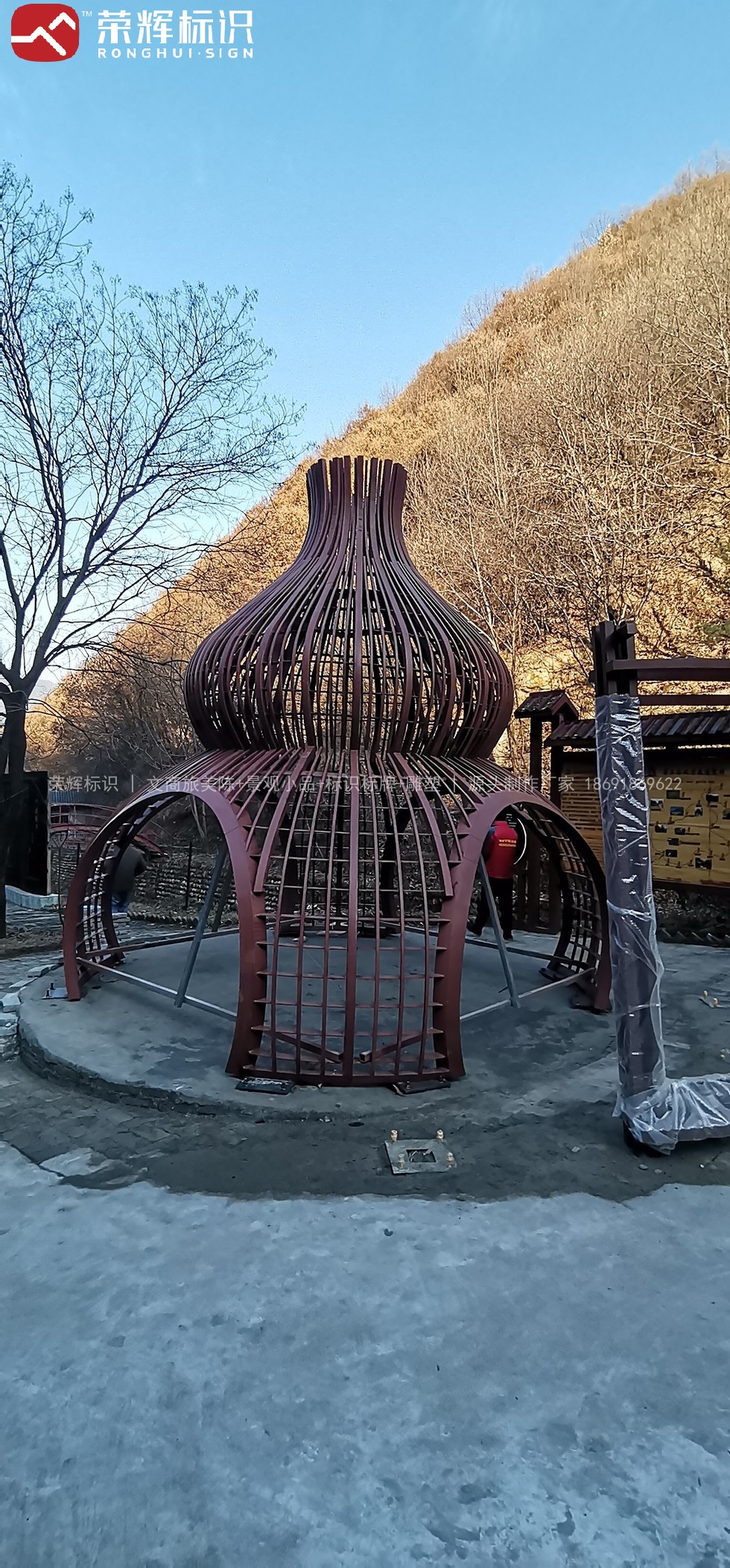 太白山药王谷景区景观小品实拍，展示户外公共空间的布置与休憩设施