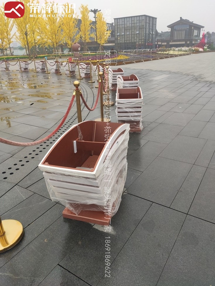 西安花箱护栏标识标牌项目实拍，城市家具统一材质配色效果