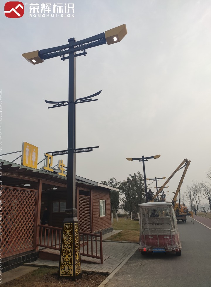 昆明池景区路灯及灯杆旗实拍，室外标识高度与灯光配合效果