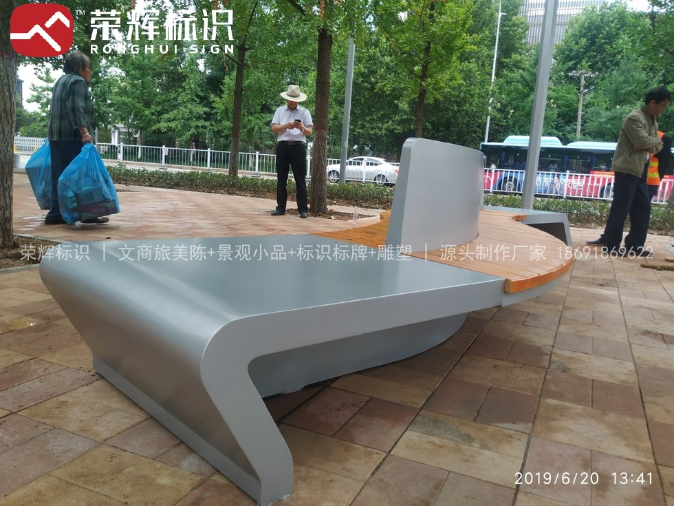 宝鸡市政景观廊架实拍，公共空间标识与景观装置的尺度协调