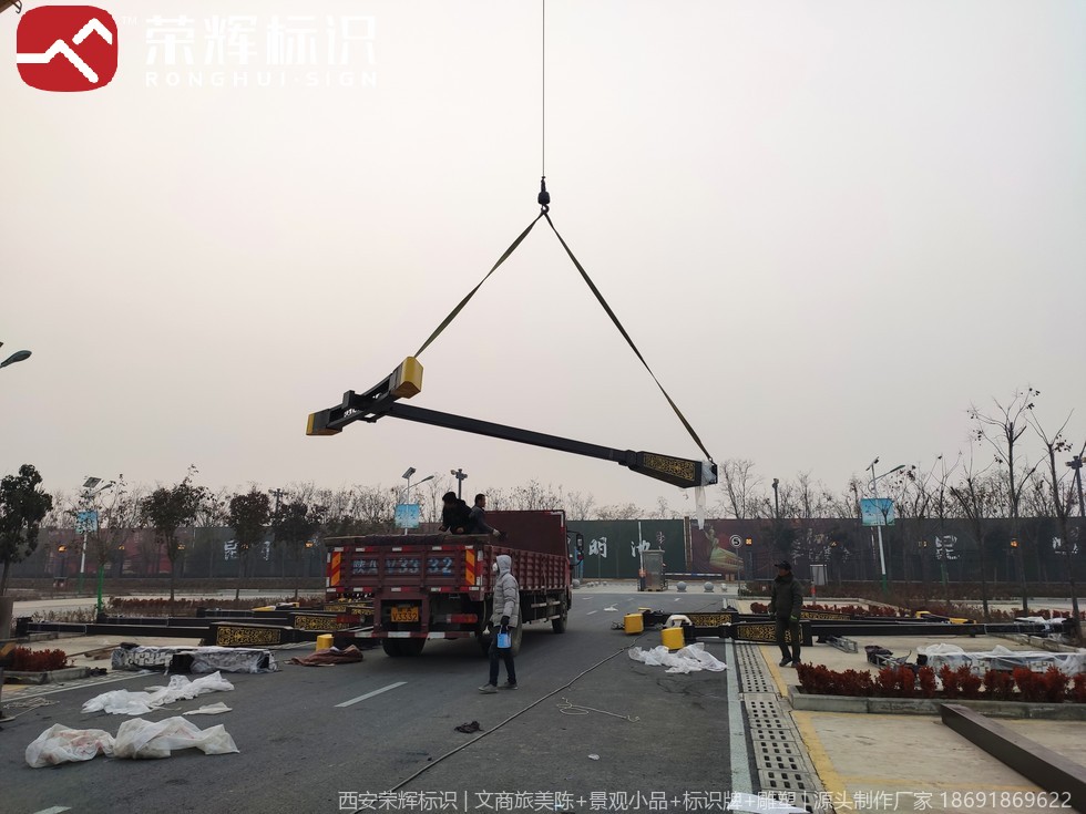 西安昆明池景区路灯实拍，功能性照明与景观亮化结合案例