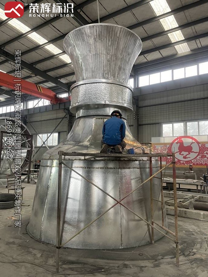 宝鸡红西凤十米酒瓶品牌雕塑车间焊接实景